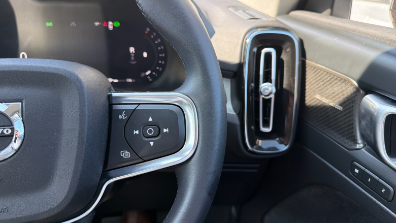 Volvo XC40 2.0 B4P Ultimate Dark 5dr Auto Petrol Estate